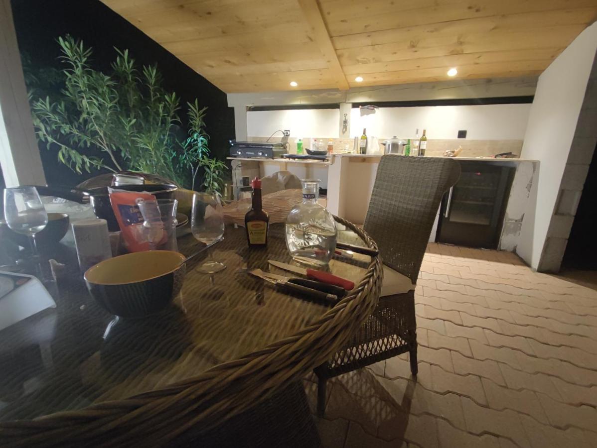 Chambre Au Coeur Du Luberon Bed & Breakfast Cereste Bagian luar foto